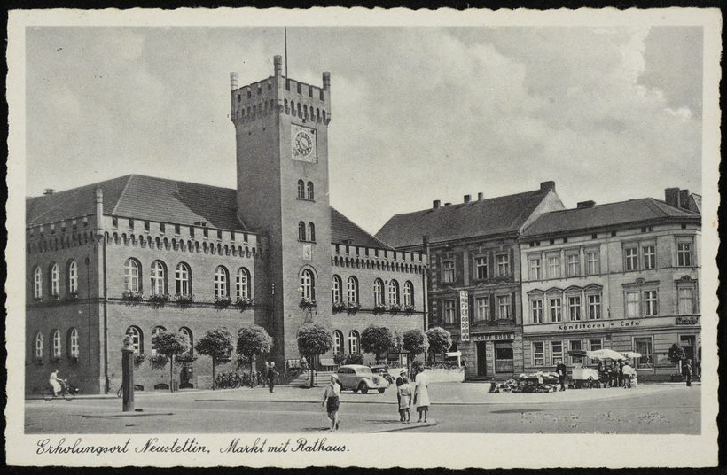 Ansichtskarte Neustettin, Markt mit Rathaus